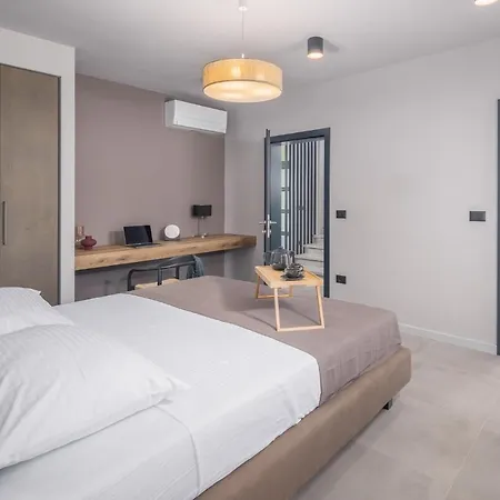 Grota - Luxury 4-bedroom With Private Pool & Garden Near Πόρετς