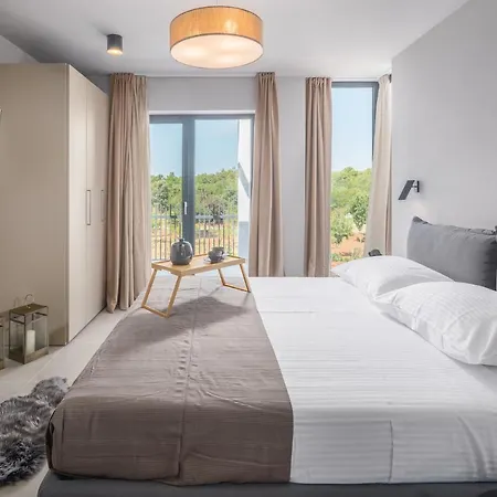 Grota - Luxury 4-bedroom With Private Pool & Garden 别墅
