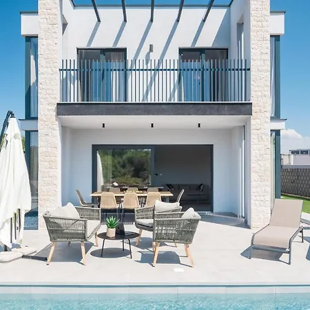 Grota - Luxury 4-bedroom With Private Pool & Garden *