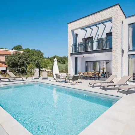 Grota - Luxury 4-bedroom With Private Pool & Garden Near Vila *