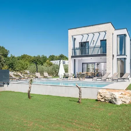 Grota - Luxury 4-bedroom With Private Pool & Garden Villa