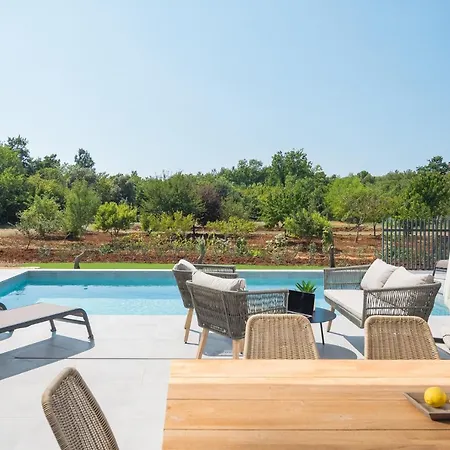 Vila Grota - Luxury 4-bedroom With Private Pool & Garden Near Porec