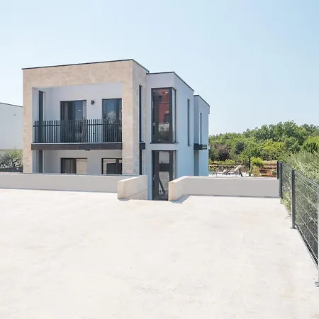 Grota - Luxury 4-bedroom With Private Pool & Garden Villa
