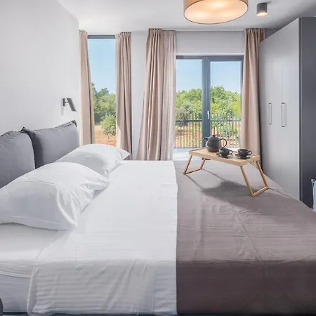 Grota - Luxury 4-bedroom With Private Pool & Garden Villa Poreč
