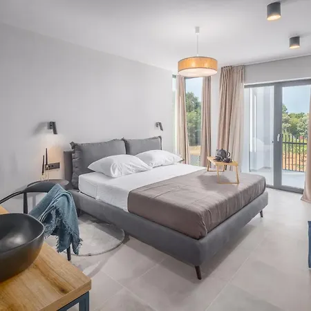 Grota - Luxury 4-bedroom With Private Pool & Garden Villa *