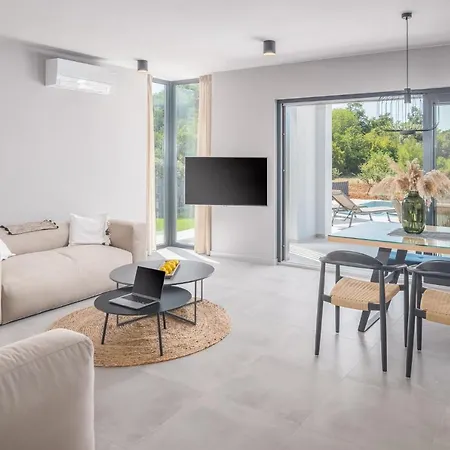 Grota - Luxury 4-bedroom With Private Pool & Garden Vila Poreč