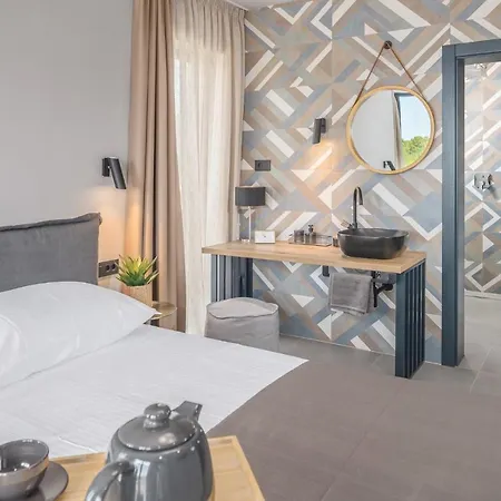 Grota - Luxury 4-bedroom With Private Pool & Garden Near Porec