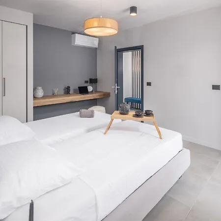 Vila Grota - Luxury 4-bedroom With Private Pool & Garden Near