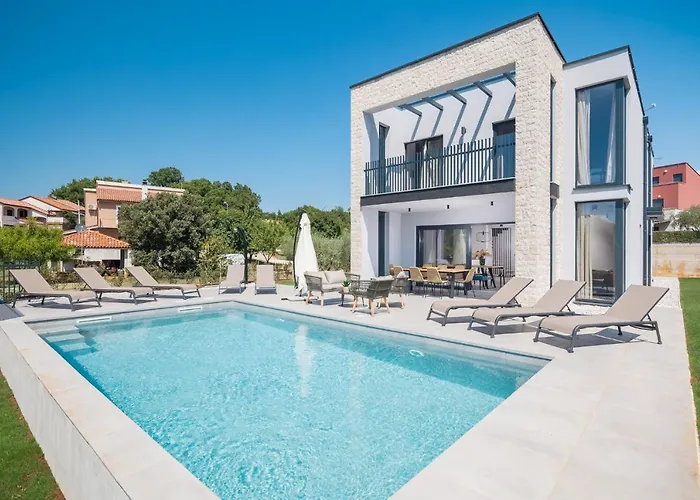 Grota - Luxury 4-bedroom With Private Pool & Garden Villa *