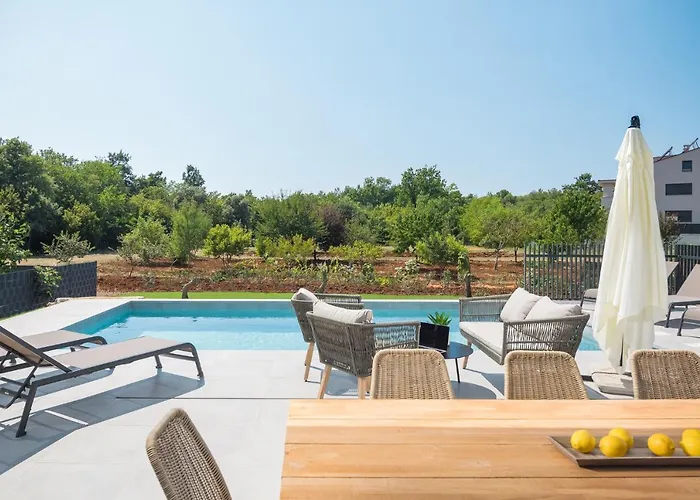 Willa Grota - Luxury 4-bedroom With Private Pool & Garden Poreč