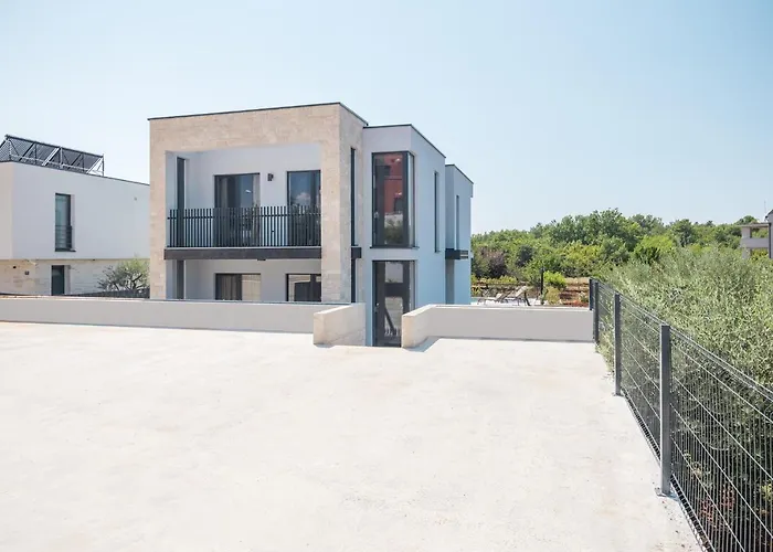 Grota - Luxury 4-bedroom With Private Pool & Garden Villa