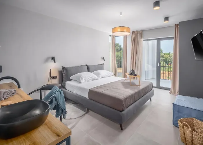 Grota - Luxury 4-bedroom With Private Pool & Garden Villa *