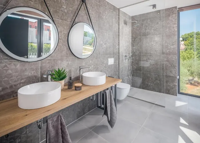 Willa Grota - Luxury 4-bedroom With Private Pool & Garden
