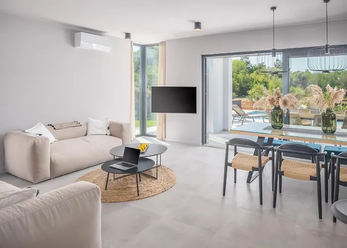 Grota - Luxury 4-bedroom With Private Pool & Garden Villa Poreč