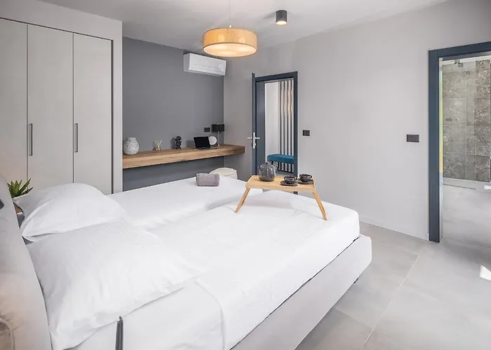 Willa Grota - Luxury 4-bedroom With Private Pool & Garden