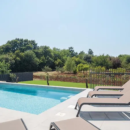 Grota - Luxury 4-bedroom With Private Pool & Garden Пореч