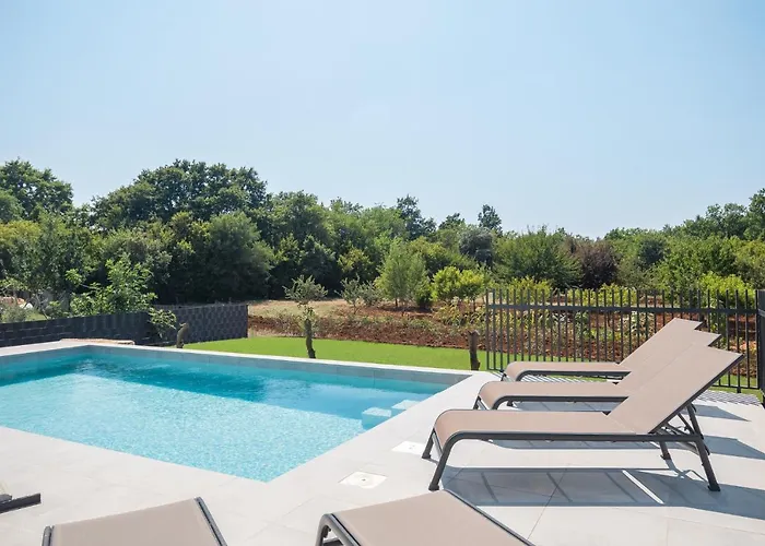 Grota - Luxury 4-bedroom With Private Pool & Garden Пореч