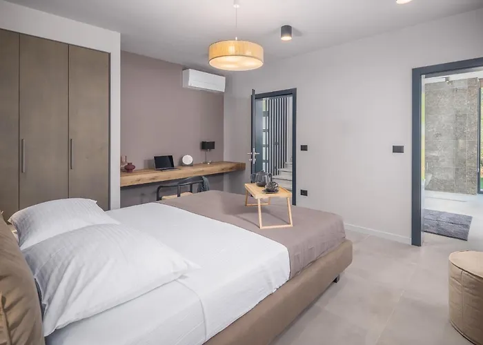 Grota - Luxury 4-bedroom With Private Pool & Garden Пореч