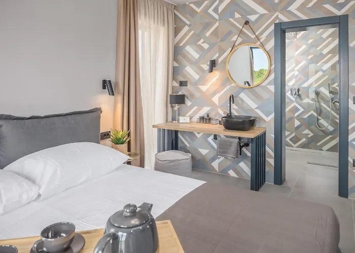 Grota - Luxury 4-bedroom With Private Pool & Garden Пореч